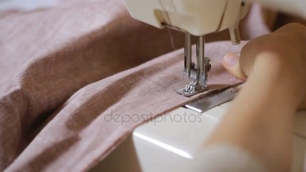 Costura en la máquina de coser, primer plano. mujer mano costurera — Vídeos de Stock