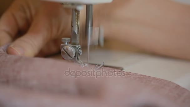 クローズ アップ ミシンで縫製します。梨花の手を女性の裁縫師 — ストック動画