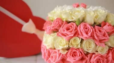 narin pembe ve beyaz gül buketi. kalp şeklinde bir hediye kutusu