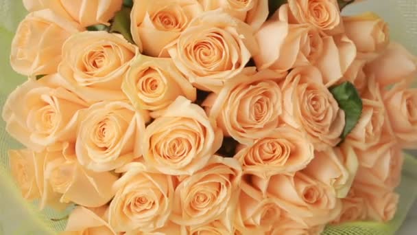 Нежный большой букет персиковых роз, крупным планом — стоковое видео