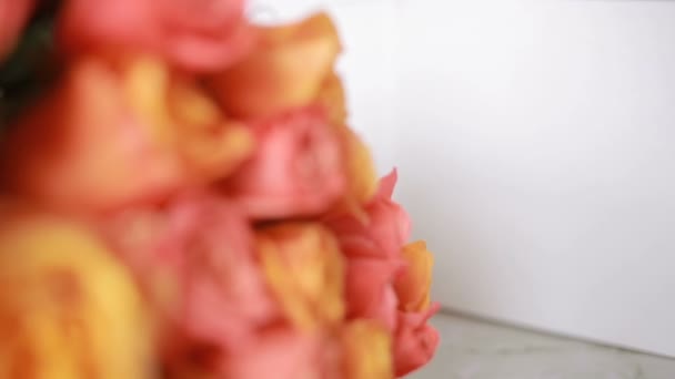 Сочный, красочный букет розовых и оранжевых роз, крупным планом — стоковое видео