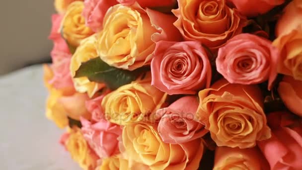 Сочный, красочный букет розовых и оранжевых роз, крупным планом — стоковое видео