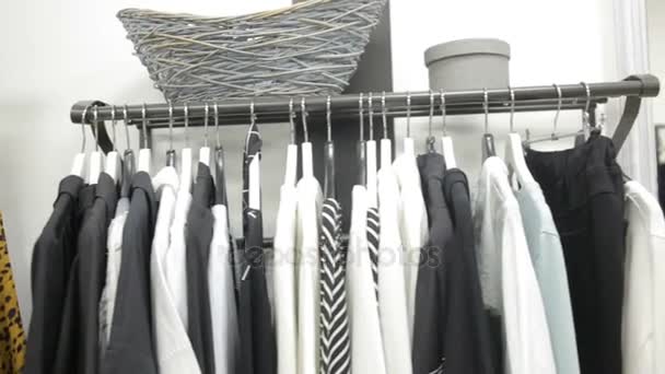 Одежда на вешалках в магазине, без покупателей — стоковое видео