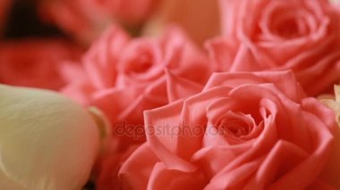 şeftali ve soluk pembe güller yeşil hasır paket keyifli bir buket