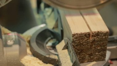 el testereyle adam ahşap tahta bir gönye istimal lazer ile gördüm