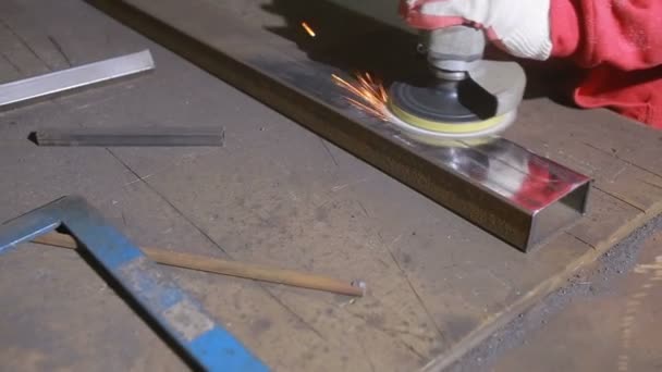 Meulage de métal. Sciage de métaux. Processus de meulage de roue électrique sur la structure en acier 
