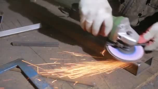 Macinazione dei metalli. Segatura di metallo. Processo di rettifica elettrica delle ruote su struttura in acciaio — Video Stock