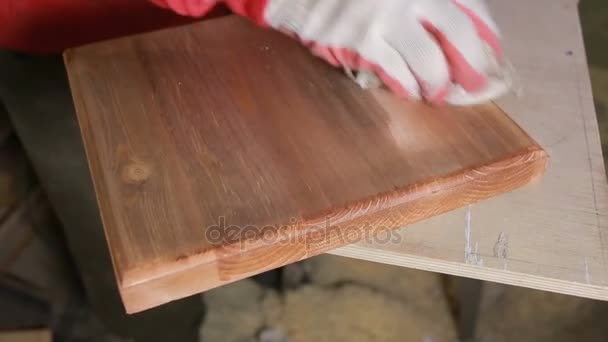 Carpinteiro cobre a placa mordente, madeira seca — Vídeo de Stock