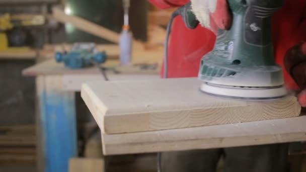 Carpinteiro retifica máquina de moagem de placa. close-up — Vídeo de Stock