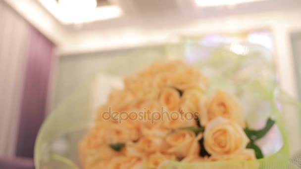 Gentle big bouquet of peach roses, close-up — Stock Video