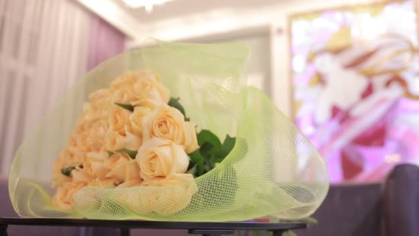 Gentle big bouquet of peach roses, close-up — Stock Video