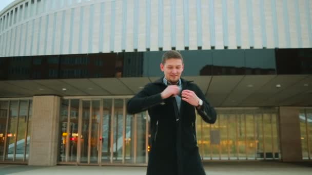 남자 코트에서 마천루의 배경에 현대 도시에 전화 — 비디오