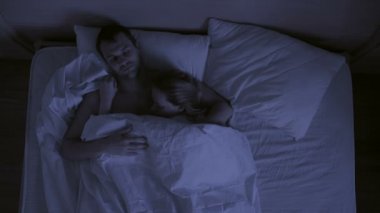 uykusuzluk kavramı, çift uykusunda, üstten bir bakış fırlatır.