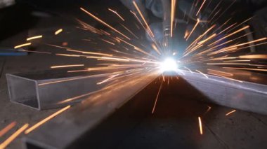 kıvılcımlar uçuşuyordu elektrik kaynak, portre.