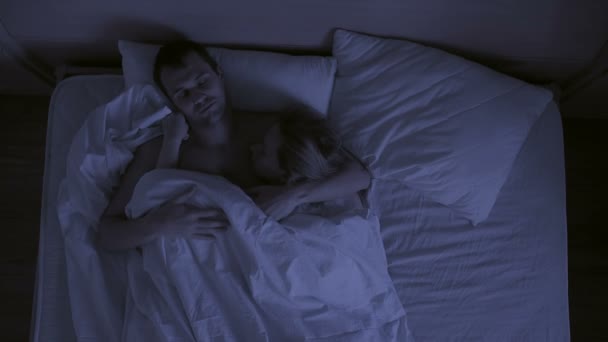 Begreppet sömnlöshet, paret kastar i sömnen, en ovanifrån — Stockvideo