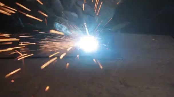 Electric welding, closeup, flying sparks. — Stock Video