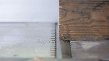 Adam elinde. Ölçüm makinesi işaretleme kurulları planlama.