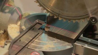 el testereyle adam ahşap tahta bir gönye istimal lazer ile gördüm