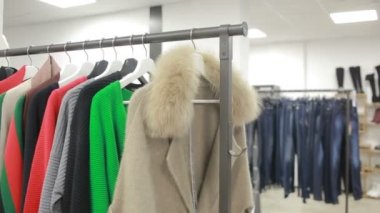 Elbise askıları dükkanında alıcı olmadan