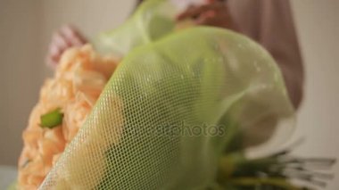 Çiçekçi kadın bir buket toplar. nazik büyük şeftali gül buketi