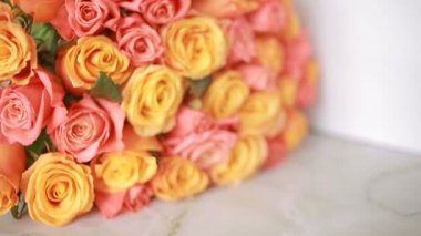 Sulu, renkli buket pembe ve turuncu gül, yakın çekim