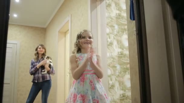 Маленька дівчинка представлена з ніжним букетом рожевих і білих троянд — стокове відео
