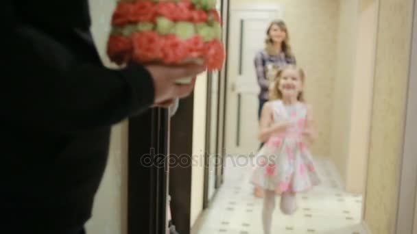 Bambina presentata con un delicato bouquet di rose rosa e bianche — Video Stock