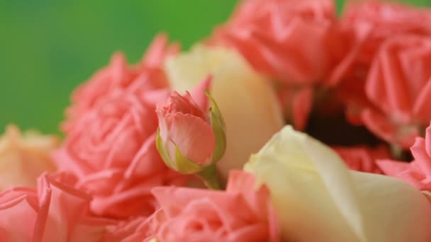 Un delicioso ramo de rosas de melocotón y rosa pálido en un embalaje de malla verde — Vídeos de Stock
