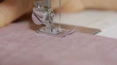 Dikiş dikiş makinesi, closeup üzerinde. kadının el terzi