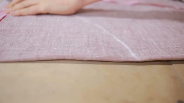 Mains d'une couturière. Ruban à mesurer de couture s'applique au tissu . — Video