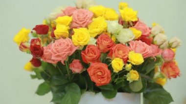 Sulu, renkli buket pembe, sarı, kırmızı ve turuncu gül, yakın çekim