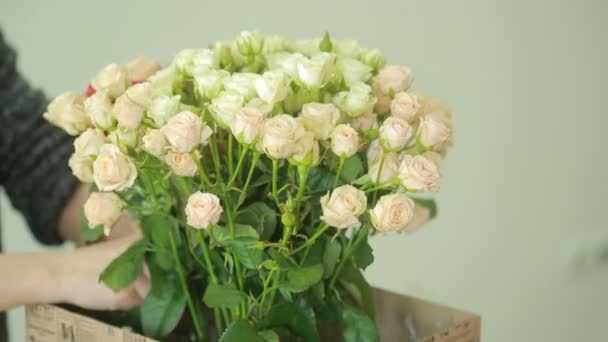 Bouquet coloré lumineux de roses roses et blanches, fleuriste femme rassemble un bouquet — Video