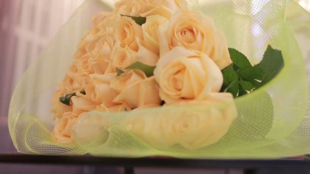 Grande buquê doce de rosas de pêssego, close-up — Vídeo de Stock