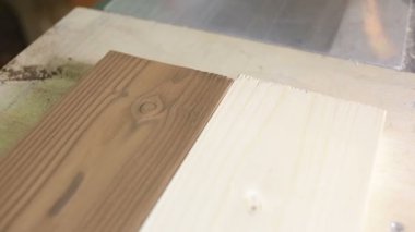 Bir demir fırça ile ateş kıllar sonra marangoz ahşap plakalar kurum temizler.