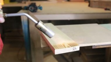 Gaz yakıcı ateşi yakma yönetim kurulu. sostarivayut ağacı. Wenge renk