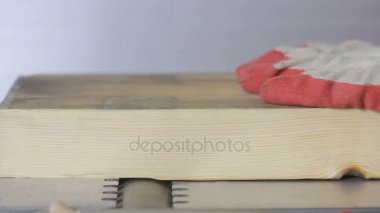 Adam elinde. Ölçüm makinesi işaretleme kurulları planlama.