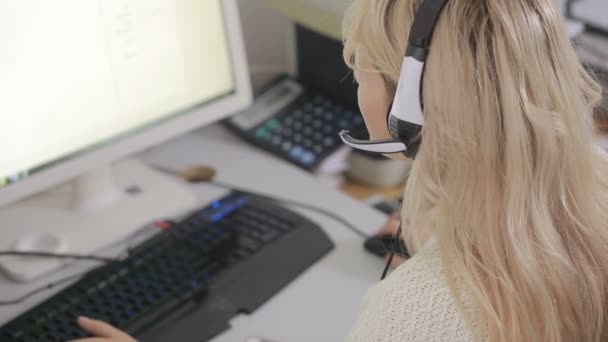 Primer plano de la mujer de negocios hablando con auriculares en un centro de llamadas — Vídeo de stock