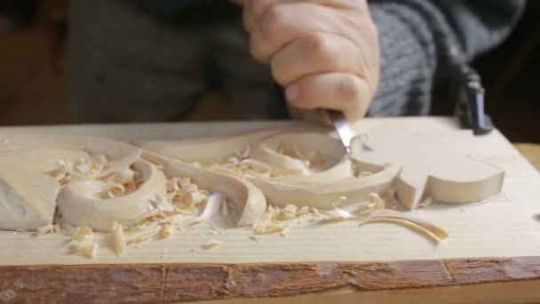 Dekorationsartikel aus Holz von Hand schleifen, dekorative Elemente, — Stockvideo