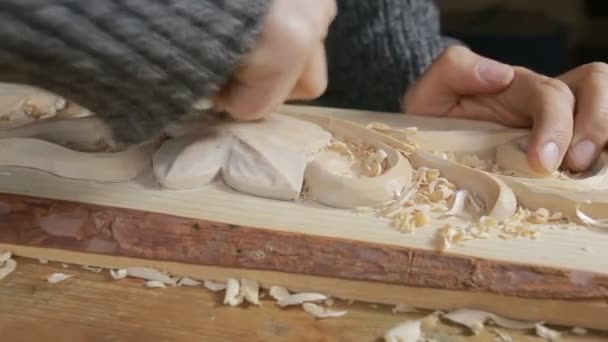 Levigatura a mano oggetti decorativi in legno, elementi decorativi , — Video Stock