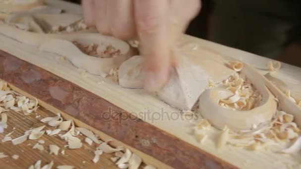Hand schuren houten decoratieve items, decoratieve elementen, — Stockvideo