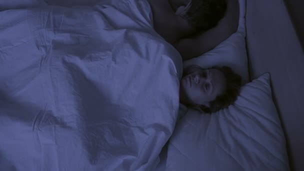 Concetto di insonnia, la coppia getta nel sonno, una vista dall'alto. Scadenza temporale — Video Stock