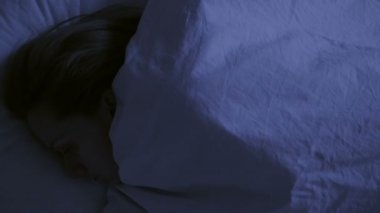 Uykusuzluk kavramı. Kadın geceleri yatakta uyuyamıyorum