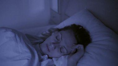 Uyuyan kadın kabuslar için uyanma kesintiye huzursuz hayalleri