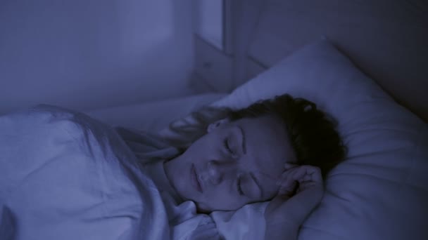 Беспокойные сны о спящей женщине, прерванной пробуждением от кошмаров — стоковое видео