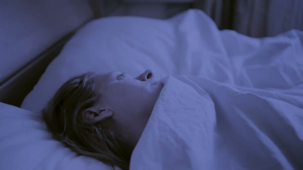 Sömnlöshet-konceptet. Kvinna i sängen på natten kan inte sova — Stockvideo