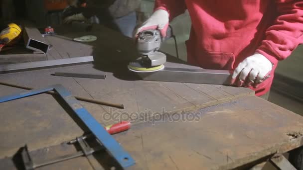 Metall slipning. Metall sågning. Elektriska hjul slipning processen på stålkonstruktion — Stockvideo