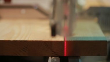 el testereyle adam ahşap tahta bir gönye istimal lazer ile gördüm