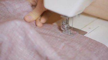 Dikiş dikiş makinesi, closeup üzerinde. kadının el terzi