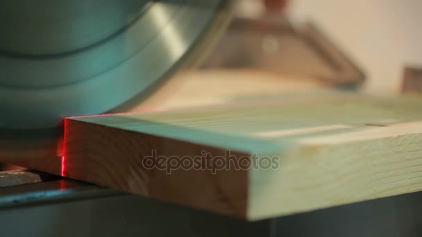 Mano uomo segato bordo di legno utilizzando una sega mitra con laser — Video Stock