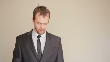 bir takım elbise hasta, dağınık görünüm iş adamı. Akşamdan kalma Yöneticisi